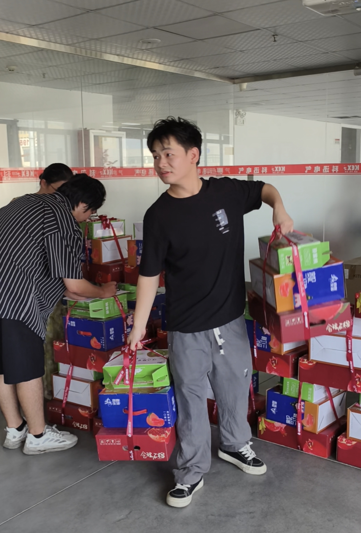 U příležitosti svátku poloviny podzimu připravila společnost Kexun Electric pro každého zaměstnance skvělé dárkové krabičky.