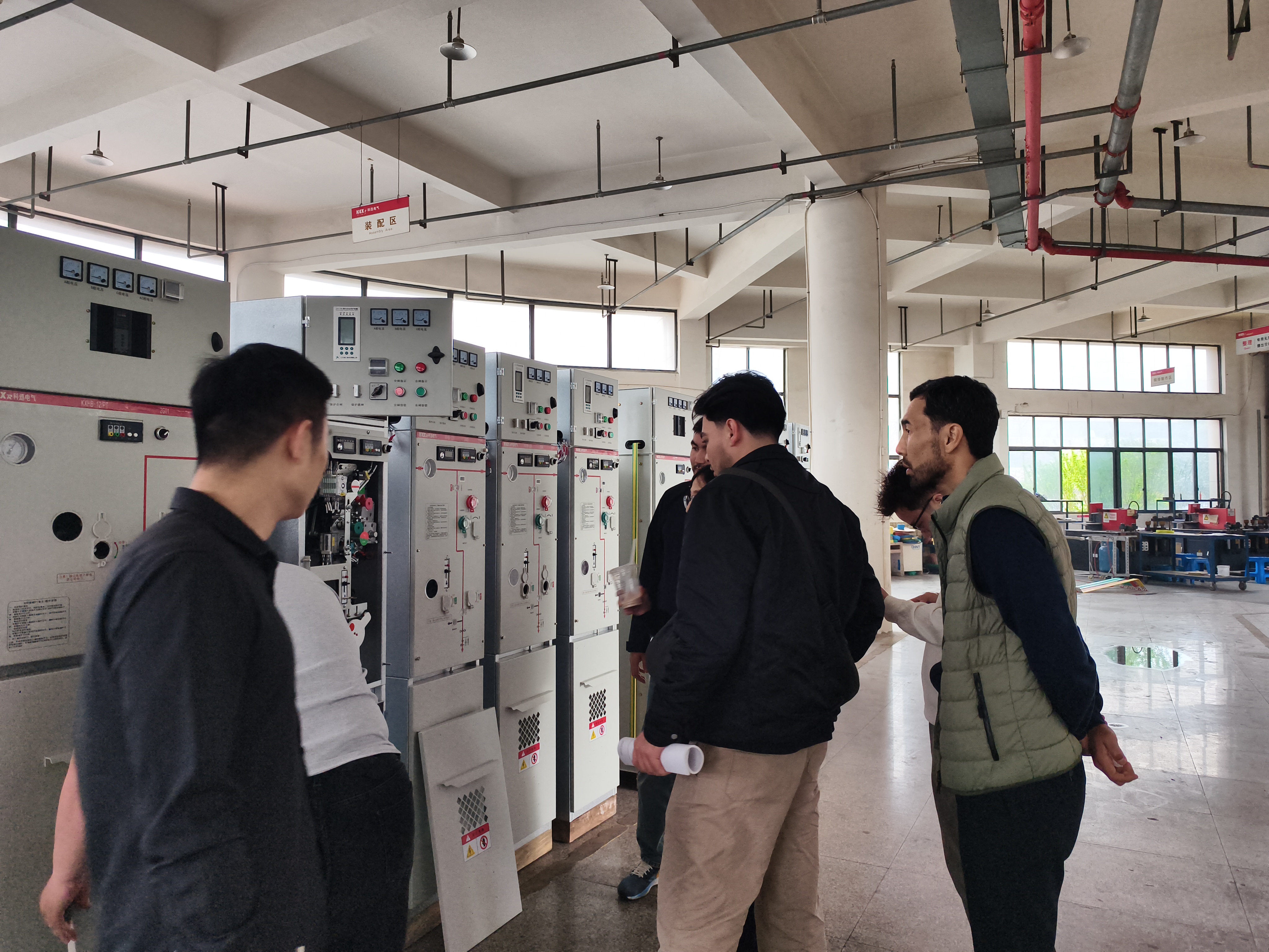 Klienti Kazachstánu navštěvují výrobní základnu vysokonapěťového zařízení pro distribuci elektrické energie společnosti Kexun Electric